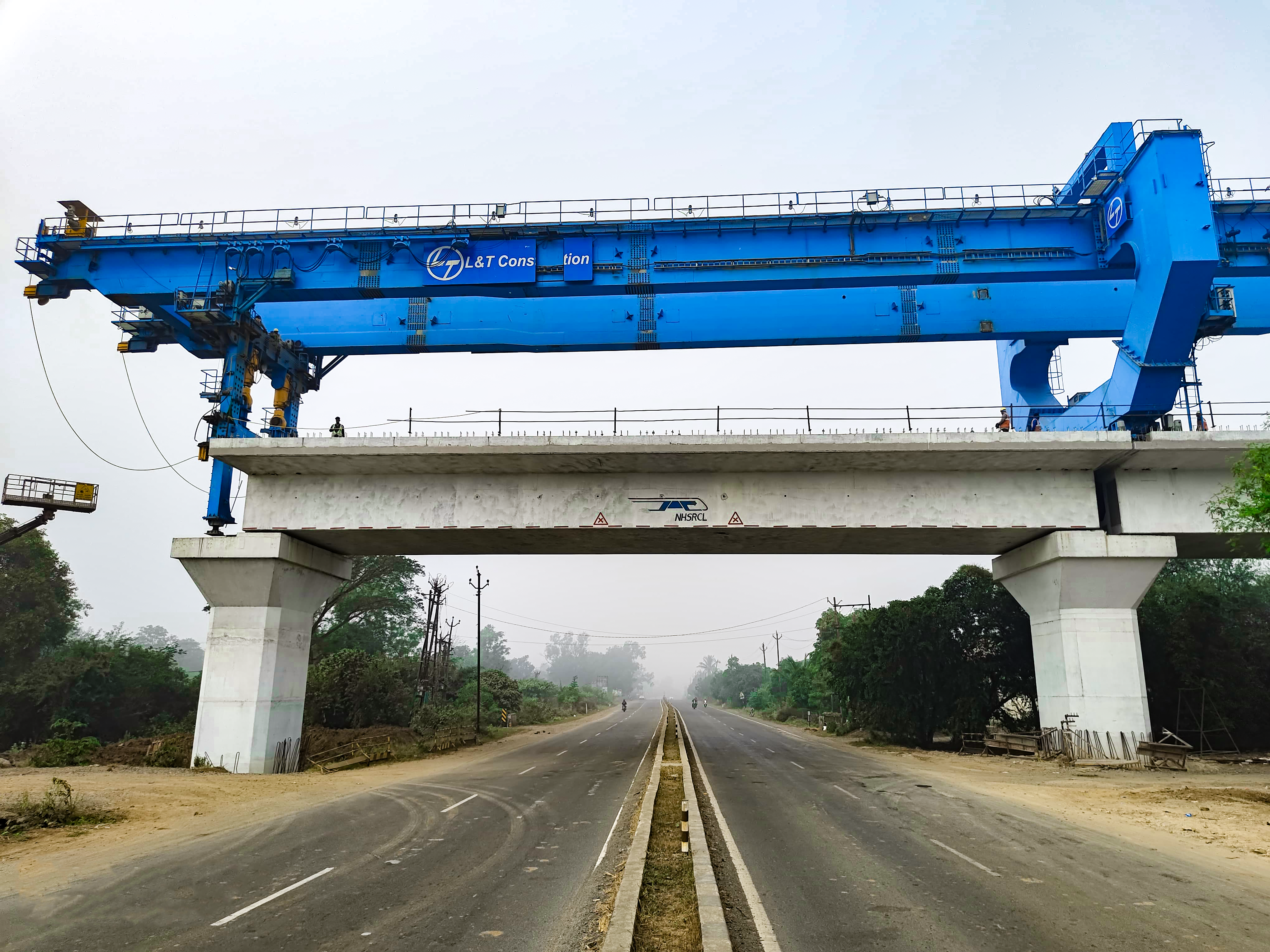 インド初の高速鉄道のため、ガンデヴィとチクリを結ぶNH-360でフルスパンガーダーが架設されました！